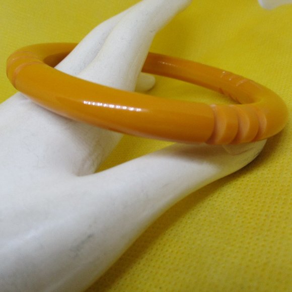 CARVED BUTTERSCOTCH BAKELITE Bangle Bracelet Never Worn Vtg. 1940s Thick Carved - Picture 4 of 10